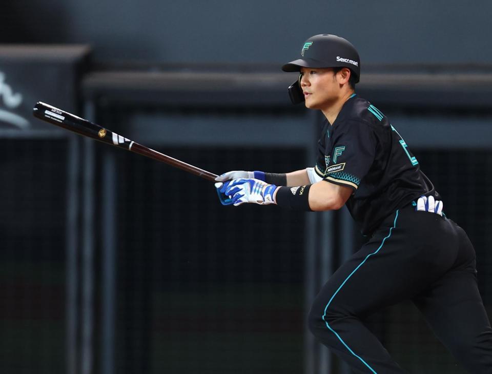 ３回、中前打を放つ清宮幸（撮影・中島達哉）