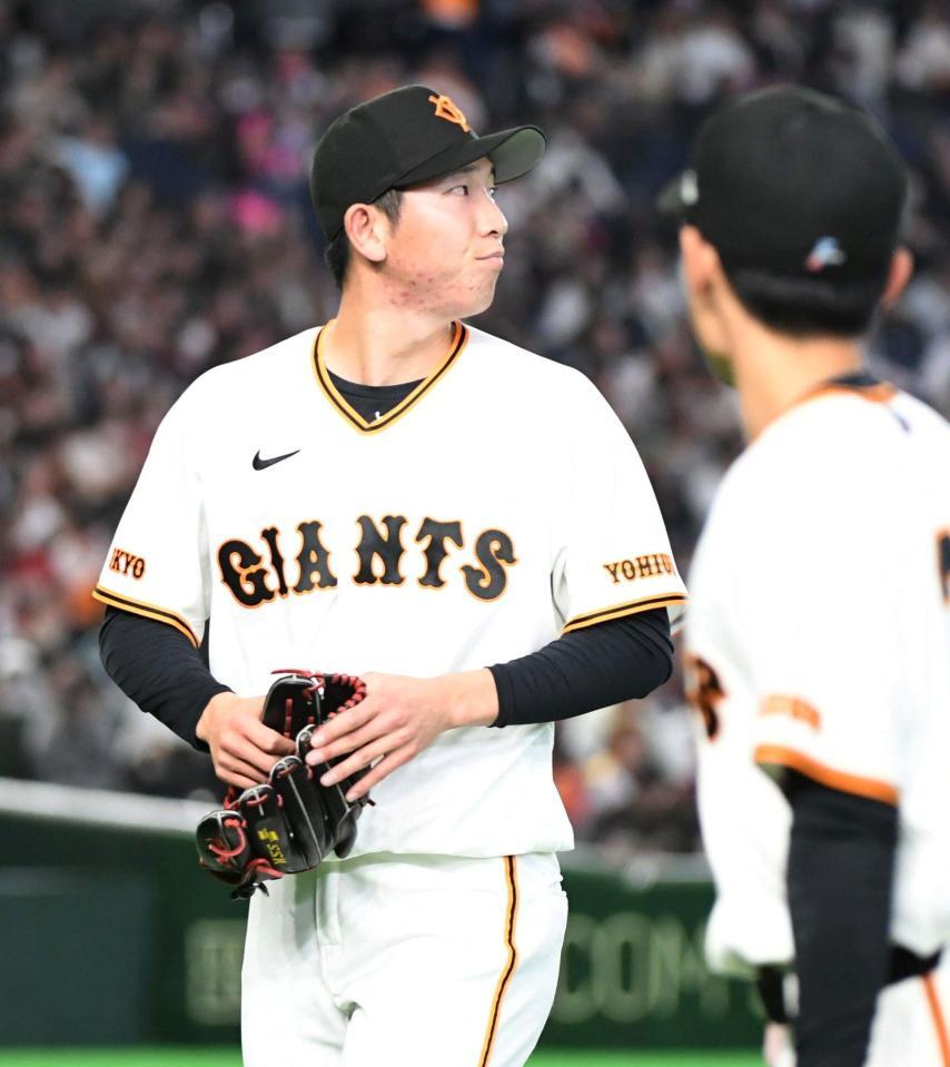 ５回に登板し１回３安打４失点の戸郷（撮影・佐藤厚）