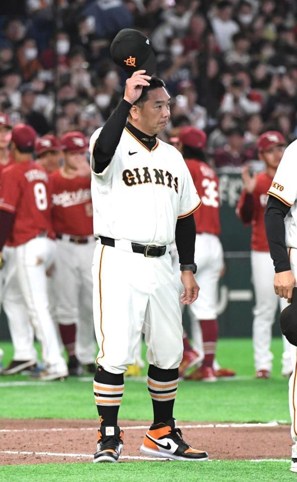 オープン戦を終え、スタンドに向かって帽子を取る阿部監督（撮影・佐藤厚）