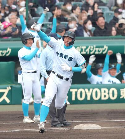 　１回、ソロを放ちダイヤモンドを回る山梨学院・菰田（撮影・立川洋一郎）