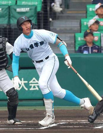 　１回、左翼スタンドへソロを放つ山梨学院・菰田（撮影・立川洋一郎）