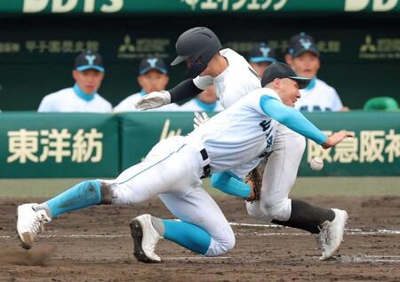 　５回、送球がそれ、長崎日大・平野（右）と交錯する菰田（撮影・立川洋一郎）