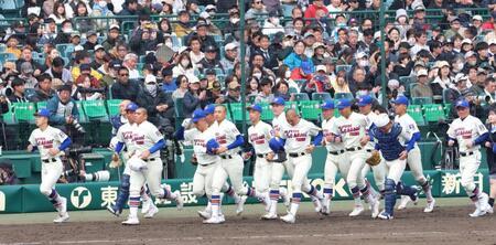 延長タイブレークの末にサヨナラ負けとなり、スタンドへあいさつへ向かう神戸国際大付・豊岡速伍＝甲子園（撮影・立川洋一郎）