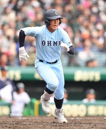 　８回、左前打を放ち一塁へ向かう箕浦（撮影・開出牧）