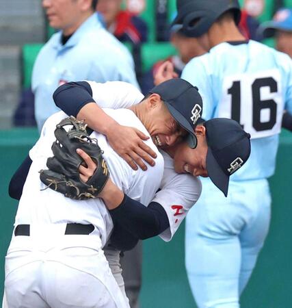 　１０回、近江の反撃を抑えきり、抱き合って喜ぶ大垣日大・竹岡（手前）