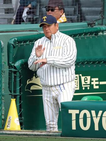 ナインにサインを送る帝京長岡・芝草宇宙監督（撮影・立川洋一郎）