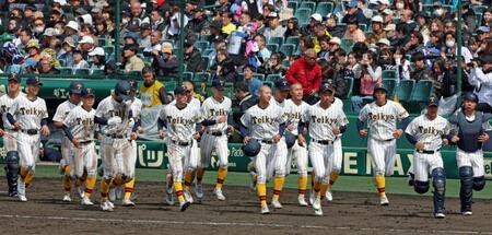 敗退が決まり、スタンド応援席へあいさつに向かう帝京長岡ナイン（撮影・立川洋一郎）