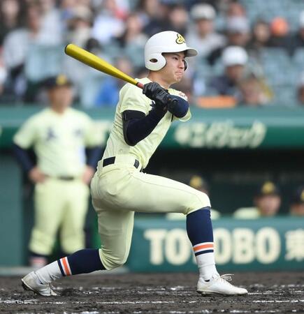 ４回、右前適時打を放つ矢野壮馬（撮影・開出牧）