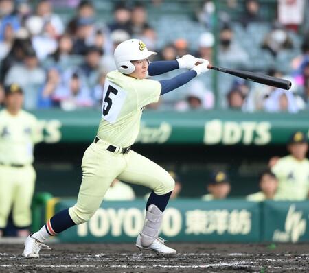 ４回英明無死一、三塁、中前適時打を放つ榎本侑晟（撮影・開出牧）