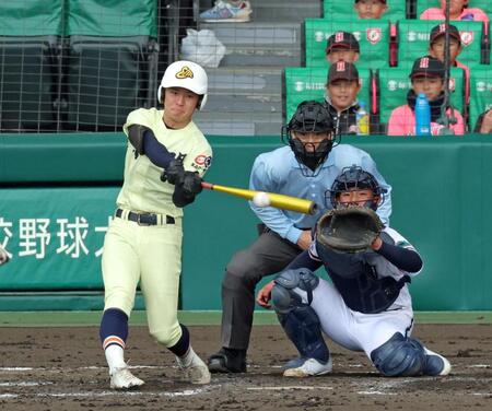 ４回、右前へ適時打を放つ英明・矢野壮馬（撮影・立川洋一郎