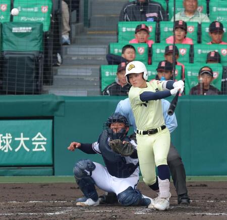 ４回、バットを止めるようなスイングで適時打を放つ英明・榎本侑晟（撮影・立川洋一郎）