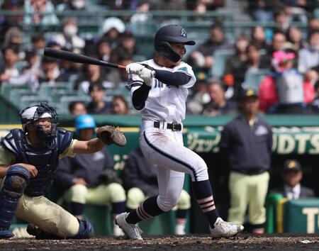 ６回、右適時打を放つ三沢