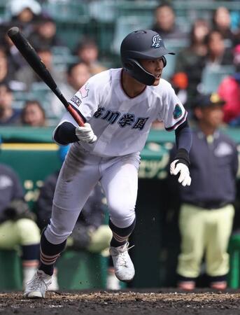 ６回、右適時打を放つ三沢