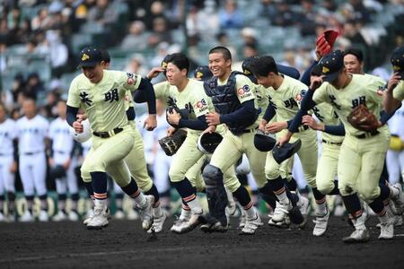 ２回戦進出を決めスタンドへ駆け出す英明ナイン（撮影・開出牧）