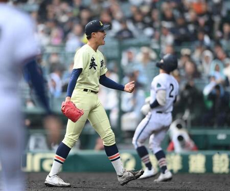 ９回、空振り三振に打ち取り雄たけびを上げる英明・冨岡琥希（撮影・開出牧）