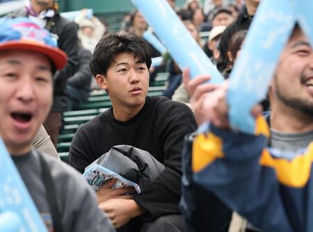 アルプス席から母校の高川学園を応援する阪神・立石正広（撮影・田中太一）