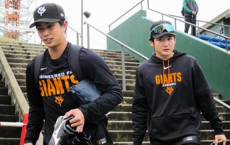 そろって球場入りする巨人・山城（左）と竹丸の新人投手コンビ