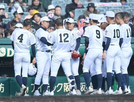 ２回の攻撃前にナインに言葉をかける佐野日大・麦倉洋一監督（左から２人目）＝撮影・開出牧