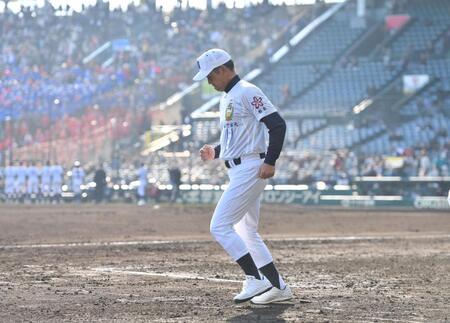 初戦突破ならず悔しさをにじませながらスタンドへ走る佐野日大・麦倉洋一監督（撮影・開出牧）