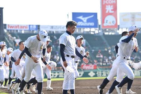 初戦突破ならず悔しさをにじませながら引き揚げる麦倉洋一監督（中央手前）ら佐野日大ナイン（撮影・開出牧）