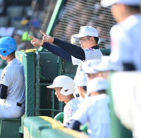 最終回の反撃でベンチからランナーに指示を出す佐野日大・麦倉洋一監督（撮影・開出牧）