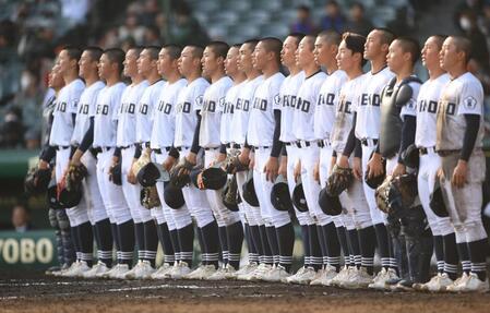 ２回戦進出を決め校歌を歌う三重ナイン（撮影・開出牧）