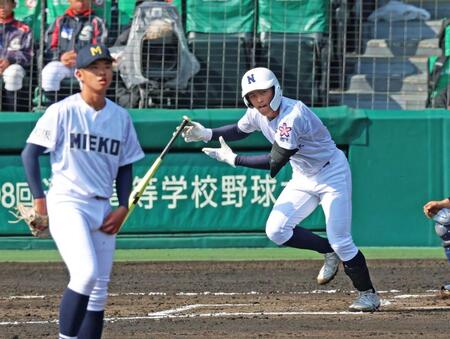 ２回、左前打を放つ佐野日大・中村盛汰（撮影・立川洋一郎）