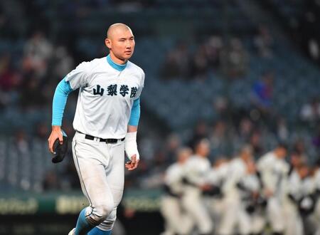２２日の試合で２回戦進出を決め負傷した左手の痛みに耐えながらスタンドへ走る山梨学院・菰田陽生（撮影・開出牧）