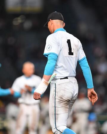 ２２日の試合で負傷した左手に包帯を巻いてグラウンドに現れた山梨学院・菰田陽生（撮影・開出牧）