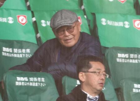 佐野日大－三重を観戦に訪れたＰＬ学園元監督の中村順司さん（奥）