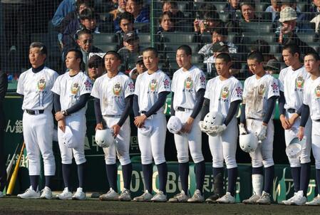 初戦敗退となり、三重高校の校歌を聞きながら整列する佐野日大・麦倉洋一監督（左端）と佐野日大ナイン（撮影・立川洋一郎）