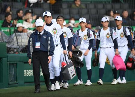 悔しさをにじませながら引き揚げる麦倉洋一監督（手前から２人目）ら佐野日大ナイン（撮影・開出牧）