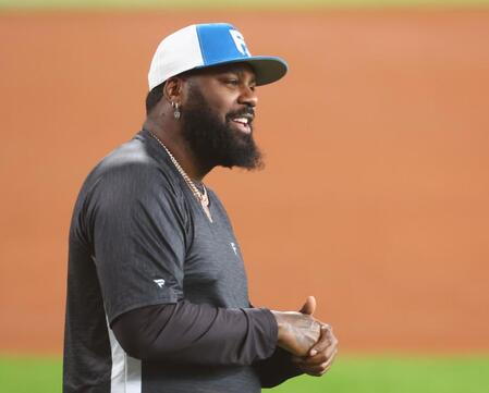 リラックスした表情で練習に参加するレイエス（撮影・中島達哉）