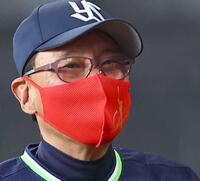 　新庄監督から贈られたマスク着ける池山監督（撮影・中島達哉）