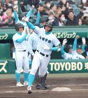 　１回、ソロを放ちダイヤモンドを回る山梨学院・菰田（撮影・立川洋一郎）