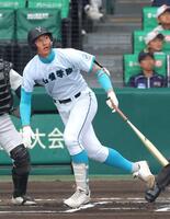 　１回、左翼スタンドへソロを放つ山梨学院・菰田（撮影・立川洋一郎）