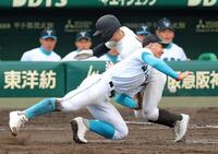 　５回、送球がそれ、長崎日大・平野（右）と交錯する菰田（撮影・立川洋一郎）