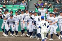 　１１回、サヨナラ打を放った九州国際大付・吉田（６）を迎えて沸き上がる九州国際大付ナイン（撮影・立川洋一郎）