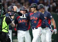 台湾戦で右越え満塁本塁打を放ち、（奥左から）源田、牧、村上に迎えられる大谷（撮影・伊藤笙子）＝３月６日