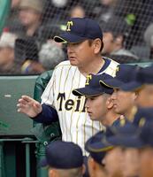 ベンチから試合を見る帝京長岡・芝草監督（奥）