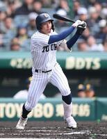 ２回、右前適時打を放つ進藤翔愛（撮影・開出牧）