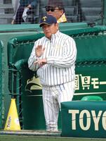 ナインにサインを送る帝京長岡・芝草宇宙監督（撮影・立川洋一郎）