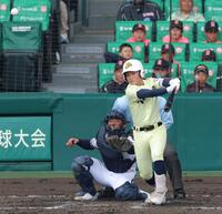 ４回、バットを止めるようなスイングで適時打を放つ英明・榎本侑晟（撮影・立川洋一郎）