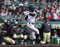 ６回、右適時打を放つ三沢