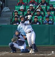 ６回、先制の２点適時打を放つ三重・大西新史（撮影・立川洋一郎）