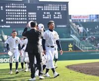 １回戦で三重に惜敗し悔しさをにじませる麦倉洋一監督（手前右）ら佐野日大ナイン（撮影・開出牧）