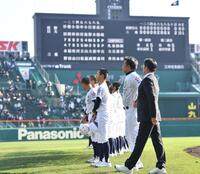 初戦突破ならず悔しさをにじませながらスタンドにあいさつする麦倉洋一監督（手前から２人目）ら佐野日大ナイン（撮影・開出牧）