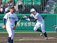 ２回、左前打を放つ佐野日大・中村盛汰（撮影・立川洋一郎）