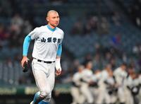２２日の試合で２回戦進出を決め負傷した左手の痛みに耐えながらスタンドへ走る山梨学院・菰田陽生（撮影・開出牧）