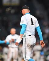 ２２日の試合で負傷した左手に包帯を巻いてグラウンドに現れた山梨学院・菰田陽生（撮影・開出牧）